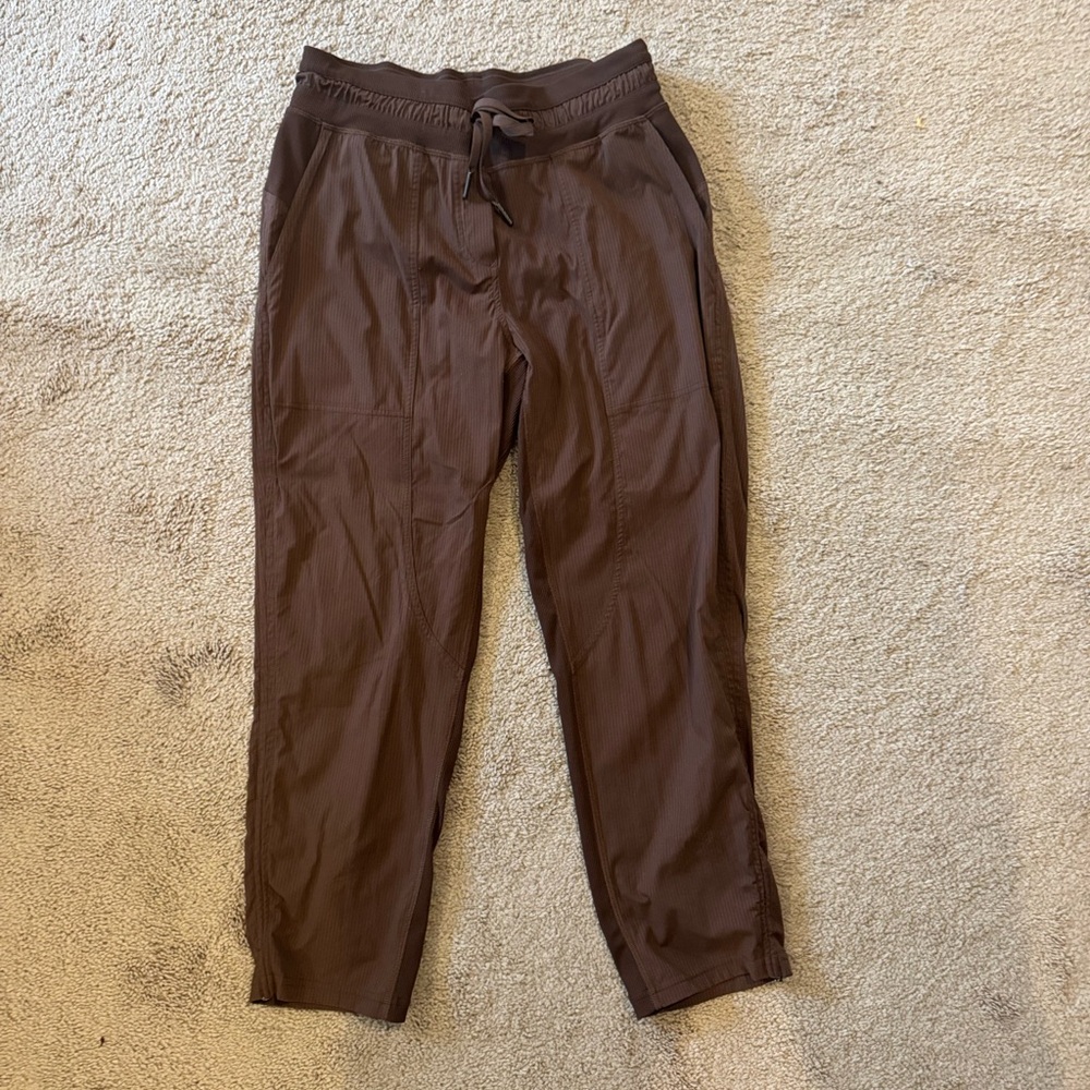 Lululemon Brown Lightweight Cropped Joggers size 6